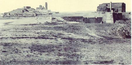 Vista del castillo de los Templarios y sus murallas (años 20), al fondo el Turó de la Seu Vella.